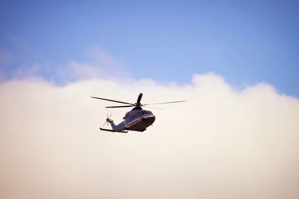 Orosz miniszterelnök helikopter a levegőben, felhő előtt — Stock Fotó