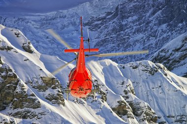 Swiss alps Jungfrau mountain yakınındaki, kırmızı helikopter