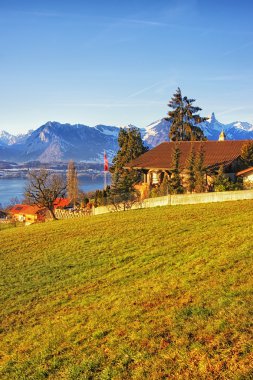 Thun Gölü Bölgesi kırsal görünümünde kış sabahı gündoğumu