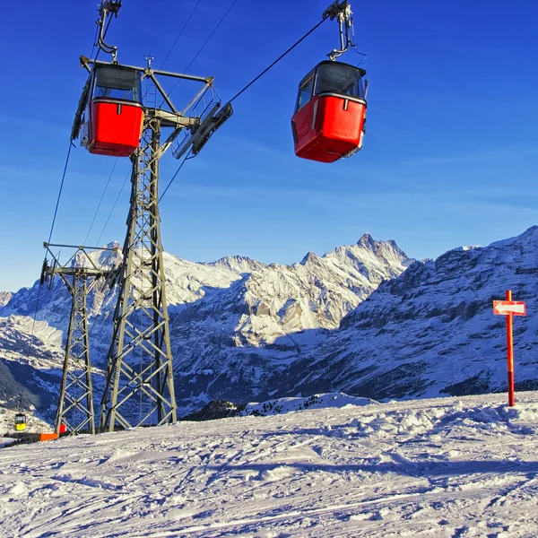 Cabo ferroviário no resort esporte de inverno em alpes suíços — Fotografia de Stock