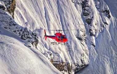Kırmızı bölge Jungfrau İsviçre Alpleri'nde helikopter