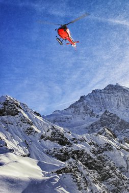 Swiss alps gökyüzüne Jungfrau mountain yakınındaki kırmızı helikopter