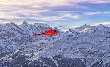 Swiss alps Jungfrau mountain yakınındaki, kırmızı helikopter 