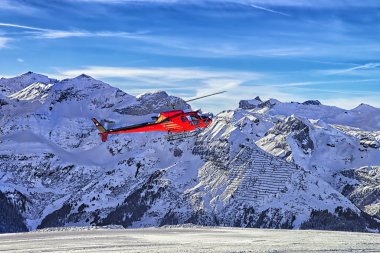 Kırmızı helikopter swiss ski Resort yakınındaki Jungfrau mountai iniş