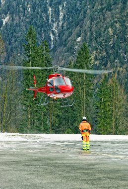 Alps2 yılında İsviçre Heliport kırmızı helikopter iniş