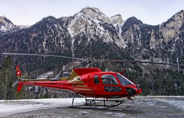 Heliport swiss alps, kırmızı helikopter 