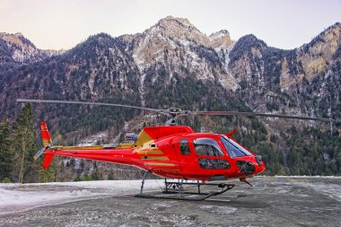 Heliport swiss alps, kırmızı helikopter 