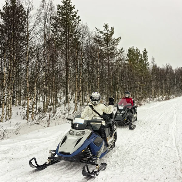 Duas raparigas nos motos de neve — Fotografia de Stock