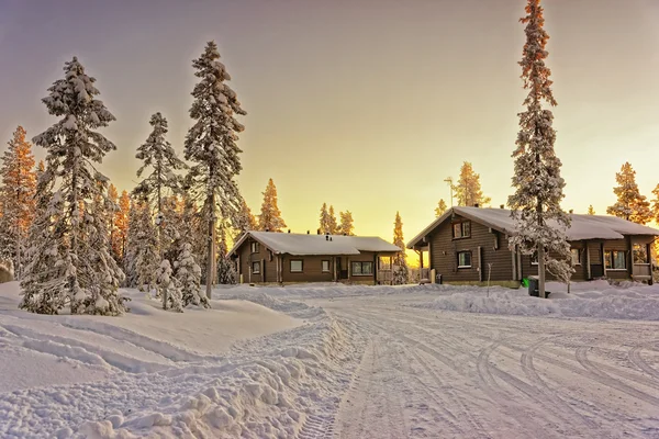 Twee houten cottages op winter Lapland — Stockfoto