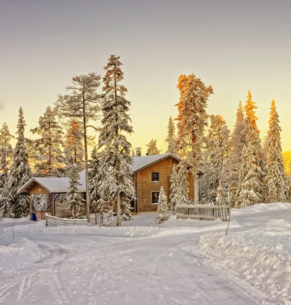 Casa de madera en invierno Laponia — Foto de Stock