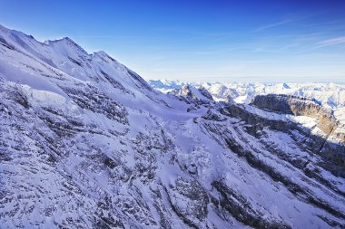 Tepe ve Jungfrau bölge helikopter görünümünde kış coomb
