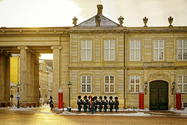 Guarda na praça perto do palácio real na Dinamarca — Fotografia de Stock