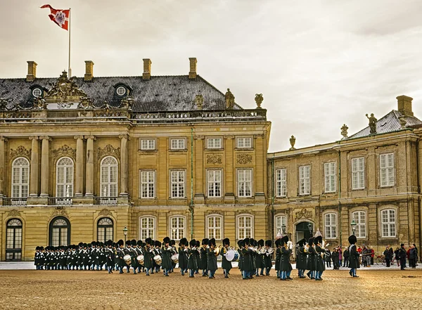 Cerimônia de mudança de guarda na praça perto do palácio real em — Fotografia de Stock