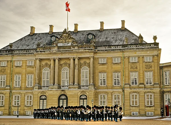 Guarda na praça perto do palácio real na Dinamarca — Fotografia de Stock
