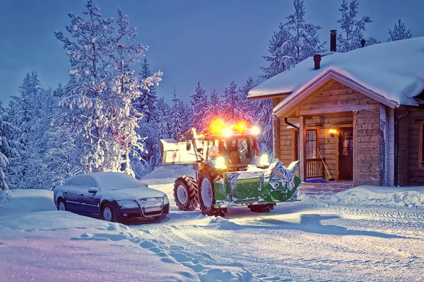 Kar kış Finlandiya house civarındaki temizlik traktör 