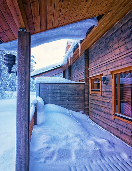 Terraza bajo la nieve en el bosque cottage2 — Foto de Stock