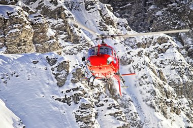 Swiss alps Jungfrau mountain yakınındaki, kırmızı helikopter