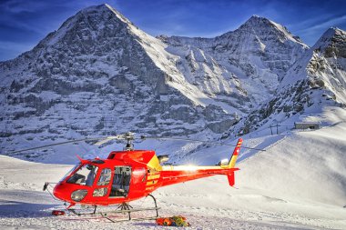 Kırmızı helikopter, İsviçre Jungfrau mountain yakınındaki resort Kayak