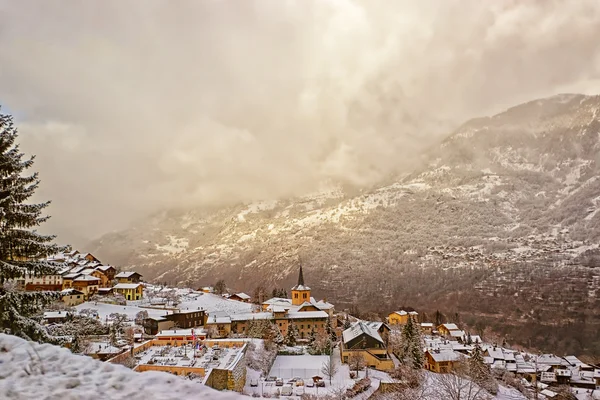 Aldea alpina francesa vista invierno — Foto de Stock