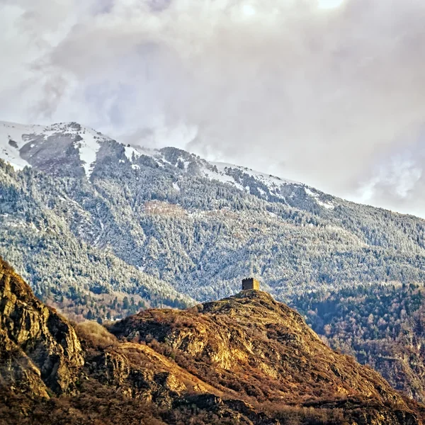 Сторожевая башня замка во французских Альпах — стоковое фото