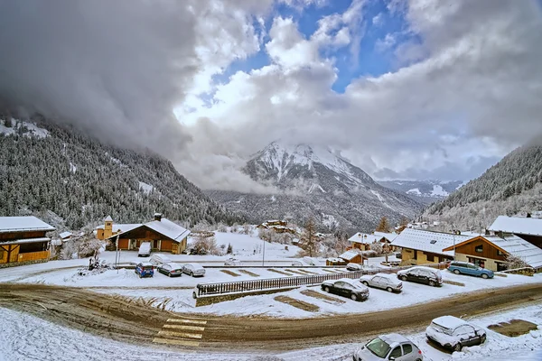 Pequeño pueblo alpino francés — Foto de Stock