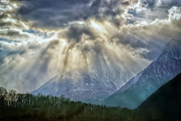 Raios de sol espetaculares sobre os alpes franceses — Fotografia de Stock