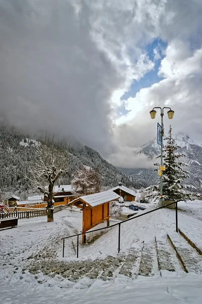 Escaliers en village alpin vue verticale — Photo