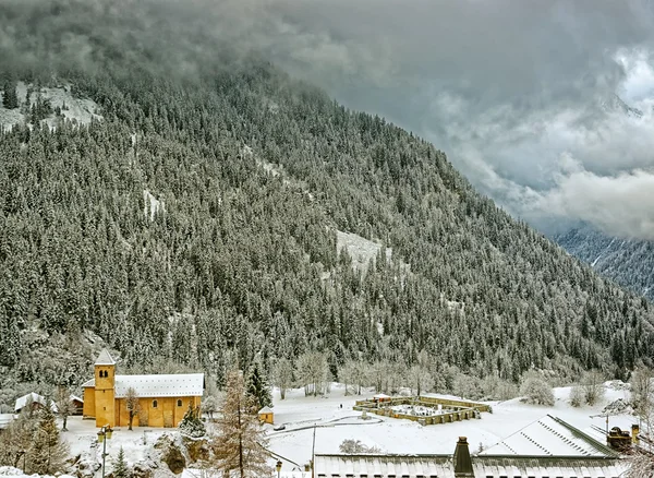 Vista al pueblo en los Alpes franceses — Foto de Stock