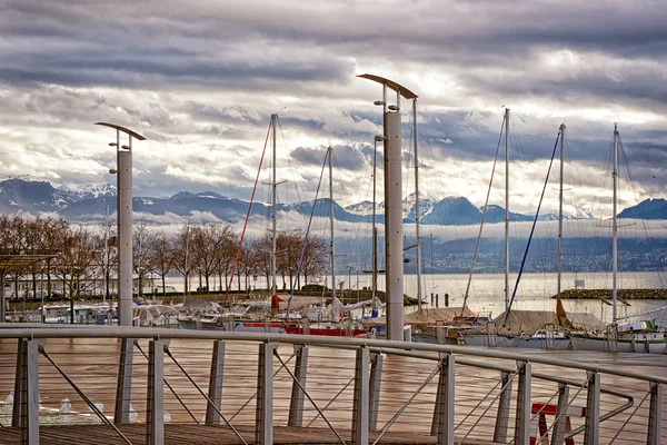 Quay a Genfi-tó és a Motblanc nézet Lausanne-ban — Stock Fotó