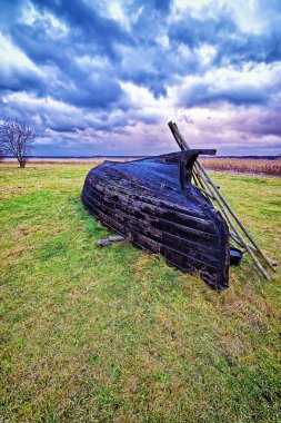Fırtınalı hava Gölü sahilinde balıkçı tekne devrildi