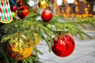 Kırmızı ve altın dekorasyon top str, Noel ağacı üzerinde