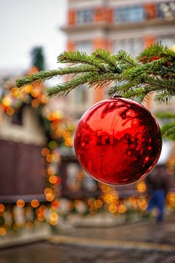 Kırmızı Top Noel ağacı semt pazarı, Dekorasyon