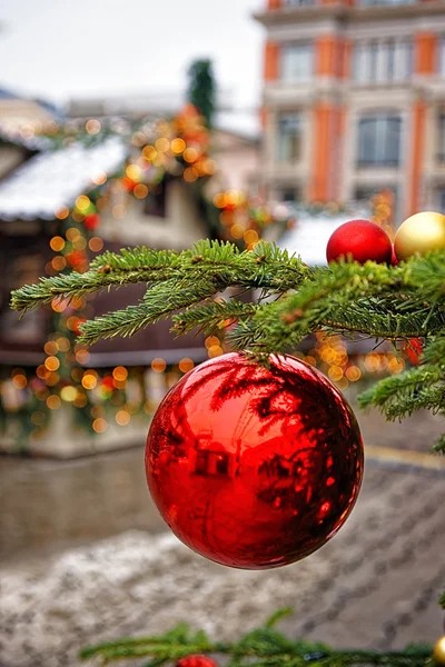 Red and golden decorating balls on the christmas tree at the str — Stock Photo, Image