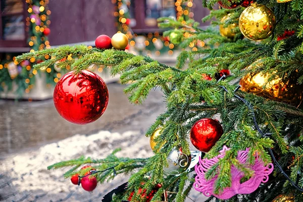 Red and golden decorating balls on the christmas tree at the str — Stock Photo, Image