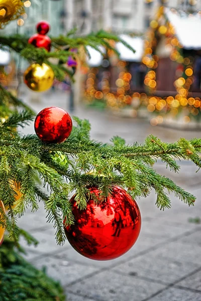 Red and golden decorating balls on the christmas tree at the str — Stock Photo, Image