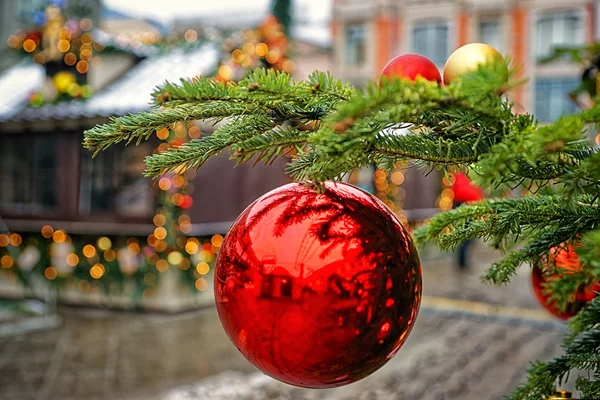 Red and golden decorating balls on the christmas tree at the str — Stock Photo, Image