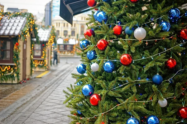 Red and blue decorating balls on the christmas tree at the stree — Stock Photo, Image