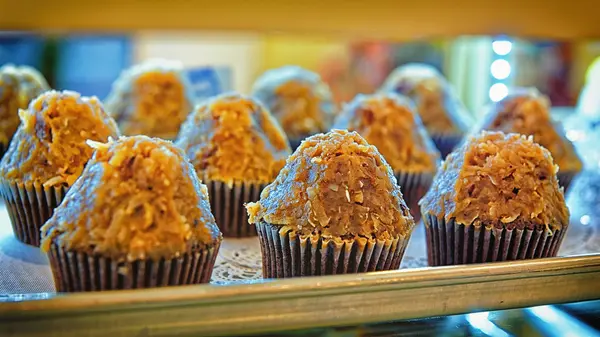 Torte sulla vetrina in panetteria — Foto Stock