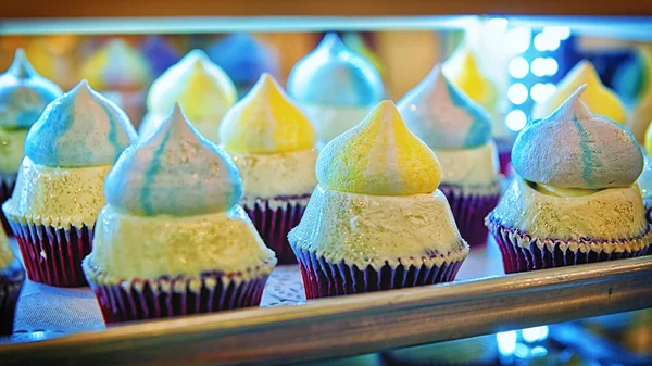 Filas de cupcakes en la tienda — Foto de Stock