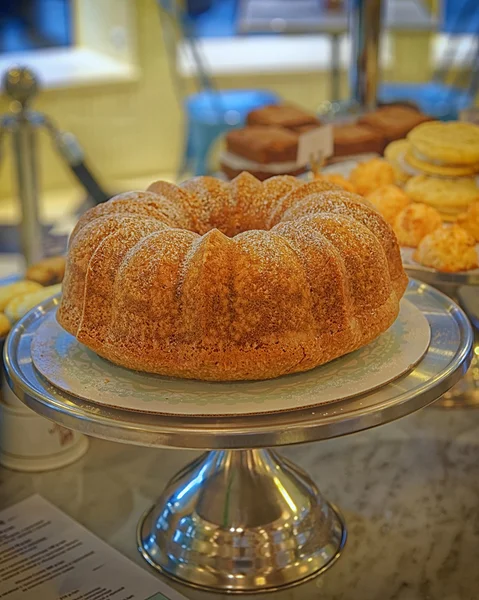 Ronde biscuit taart op de bakkerij storefront — Stockfoto