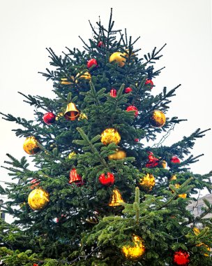 Kırmızı ve altın dekorasyon top str, Noel ağacı üzerinde