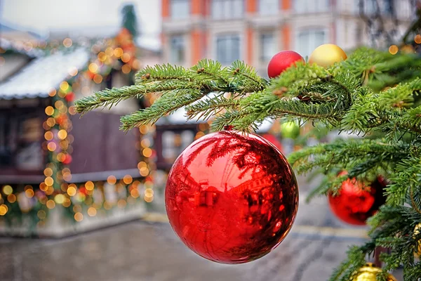 Red and golden decorating balls on the christmas tree at the str — Stock Photo, Image