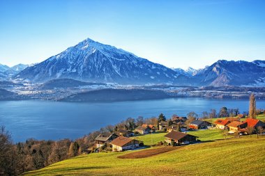 Thun Gölü görünümünde kış
