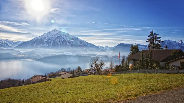 Schöne aussicht in der nähe von thun see in den schweizer alpen — Stockfoto