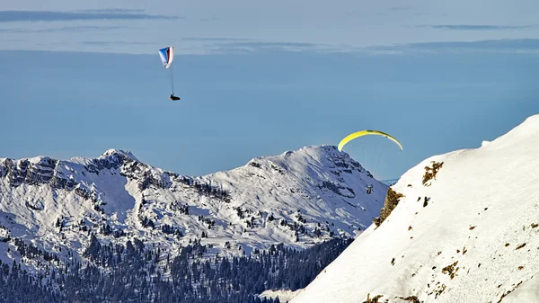 Dos parapentes en los Alpes suizos — Foto de Stock