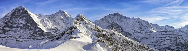 Cuatro picos alpinos y estación de esquí en los Alpes suizos —  Fotos de Stock