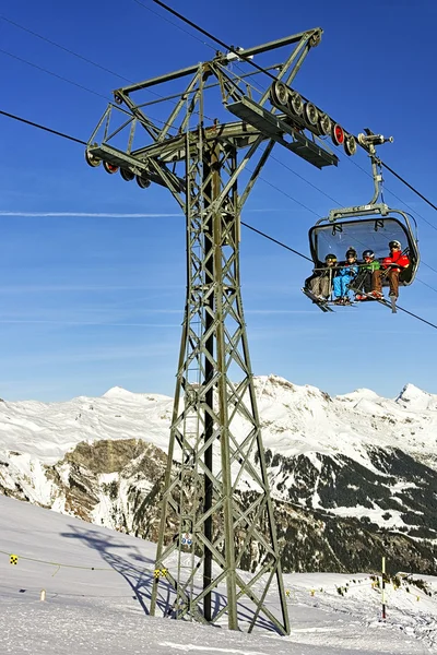 Far och träd barn på skidor i linbanan kabinen — Stockfoto