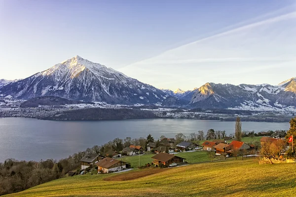 Schweizer ländliche Landschaft in der Nähe des Thuner Sees bei Morgensonne — Stockfoto