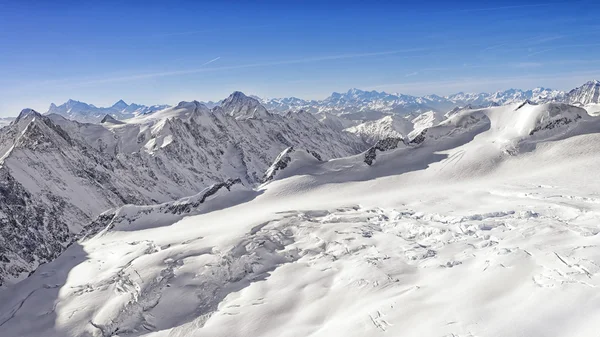 İsviçre dağ zirveleri panorama manzara — Stok fotoğraf