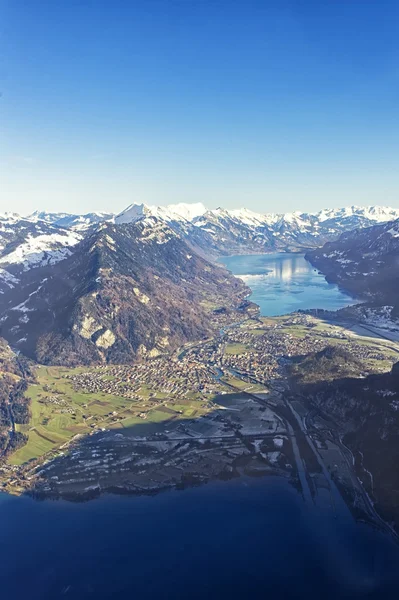 Panorama aereo dei laghi Interlaken e Brienz e Thun — Foto Stock